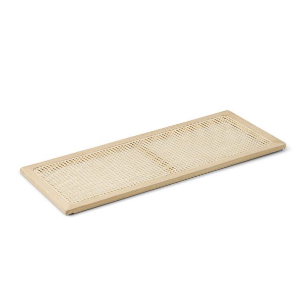 En beige, aflang perforeret bakke med et unikt design på en hvid baggrund. Bakken viser små runde huller og en let hævet kant.