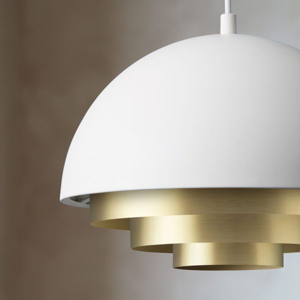 Nærbillede af en moderne pendel med hvid kuppel og guldinteriør, designet af TomorrowsDesign, hængende på en blød beige baggrund.