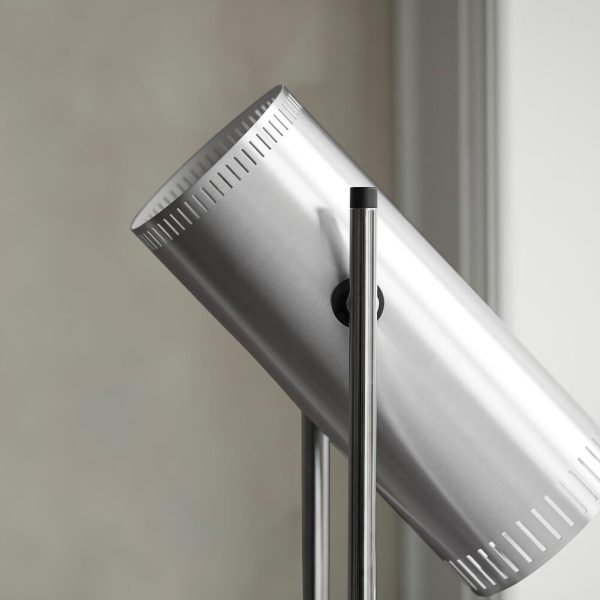 Nærbillede af et moderne, metallisk led skinnelys monteret på en grå væg, der viser detaljerede designelementer som ventilationsåbninger og en justerbar vinkelmekanisme fra TomorrowsDesign.