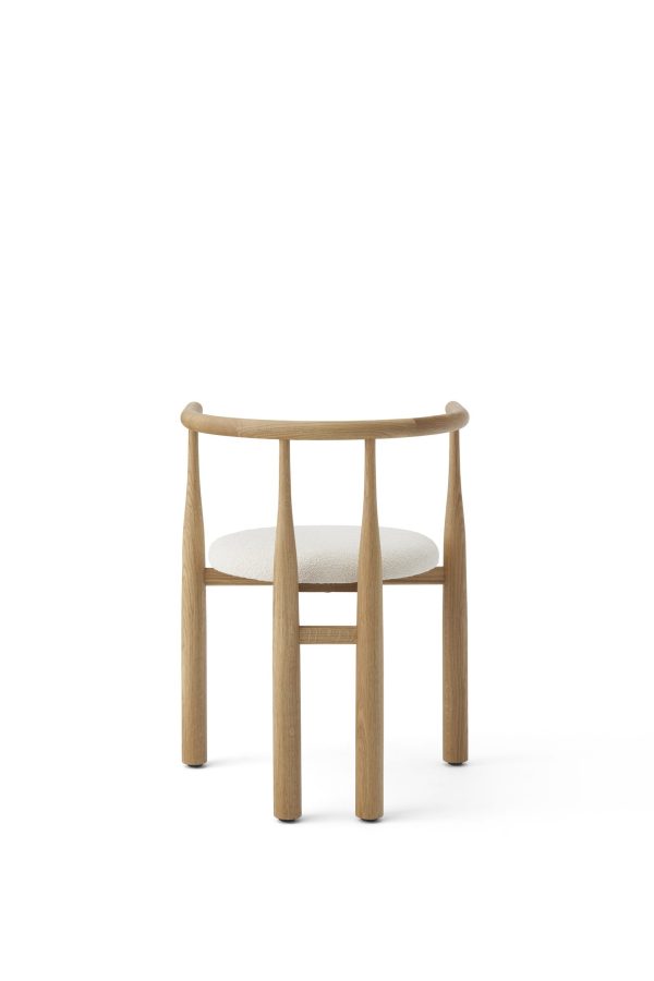En moderne træstol med en lys beige hynde, med et afrundet ryglæn og fire robuste ben, isoleret på en hvid baggrund. Perfekt til at forbedre ethvert interiør med sit elegante design.