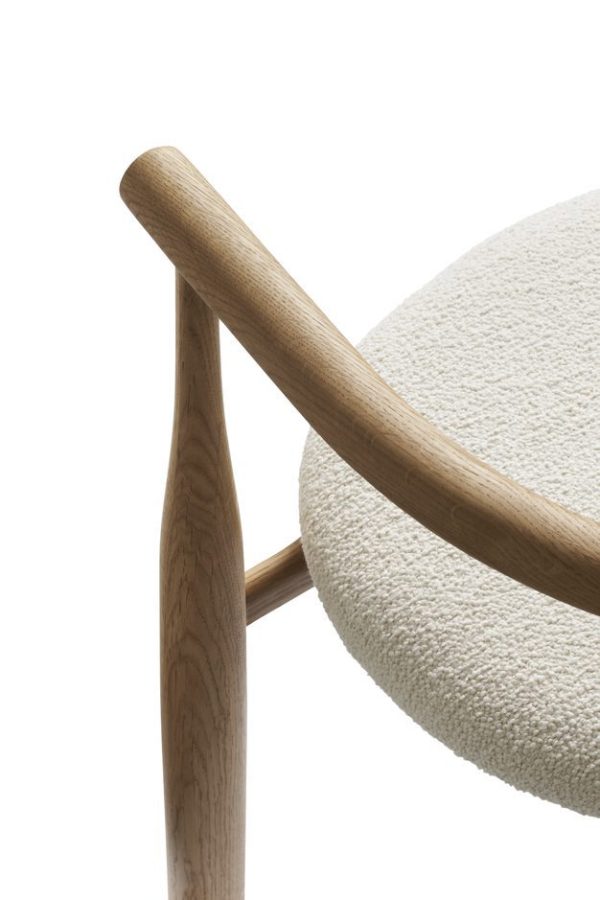 Nærbillede af en moderne stol med tekstureret beige polstring og glatte træarmlæn, med en TomorrowsDesign-æstetik, isoleret mod en hvid baggrund.