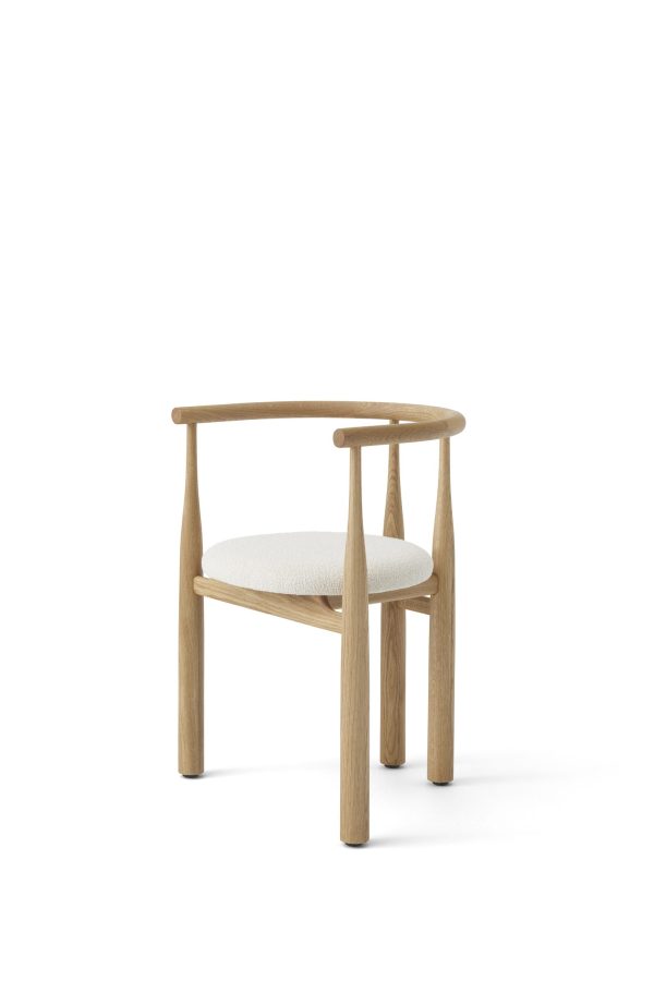 En minimalistisk træstol med et buet ryglæn og en lys beige hynde på sædet, sat mod en almindelig hvid baggrund, indbefatter essensen af TomorrowsDesign.