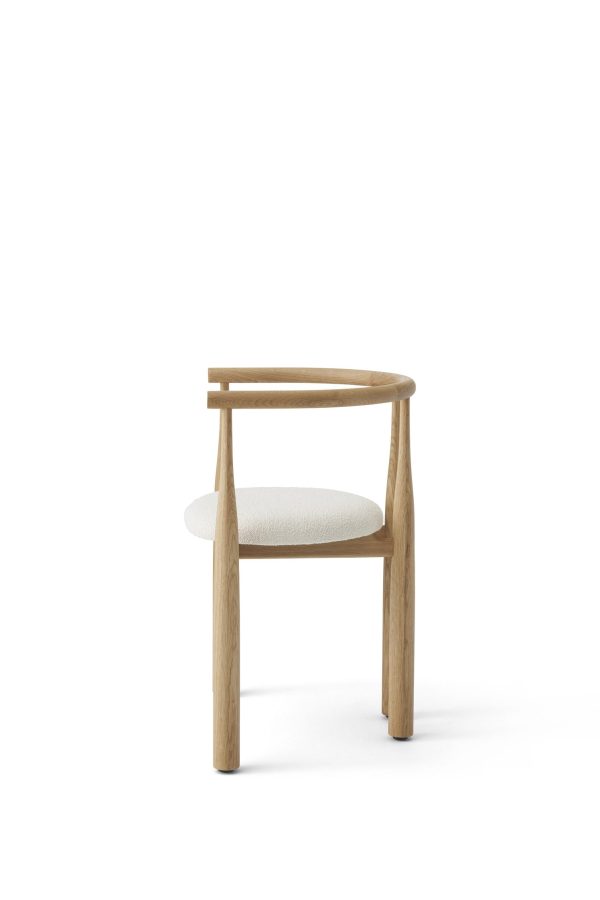 En minimalistisk træstol med et cirkulært ryglæn og en hvid hynde på sædet, sat mod en almindelig hvid baggrund, eksemplificerer TomorrowsDesign-æstetik.
