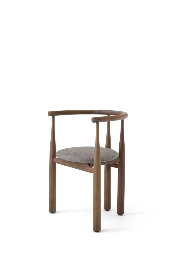 En minimalistisk træstol med et buet ryglæn og et gråt polstret sæde, designet under konceptet TomorrowsDesign, isoleret på en hvid baggrund.