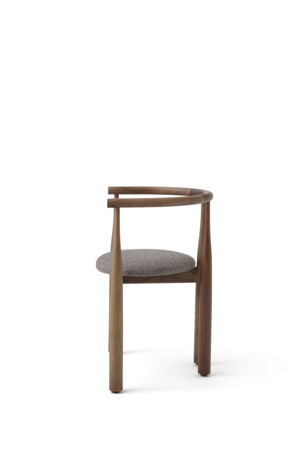 En minimalistisk træstol med et buet ryglæn og et gråt polstret sæde, designet af TomorrowsDesign, isoleret mod en almindelig hvid baggrund.