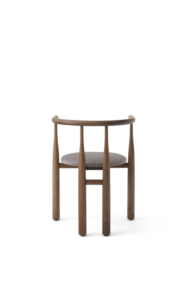 En moderne træstol med et rundt ryglæn og vinklede ben, med en grå polstret sædehynde, designet af TomorrowsDesign, isoleret på en hvid baggrund.