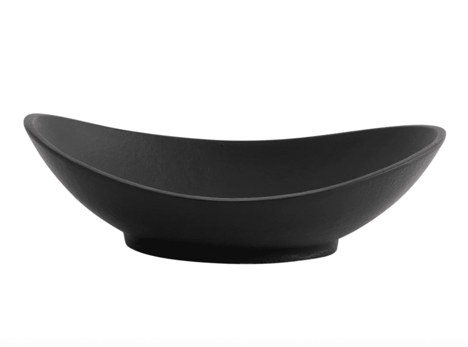 En enkel sort keramisk skål med et let asymmetrisk, moderne design af TomorrowsDesign, sat mod en almindelig hvid baggrund.