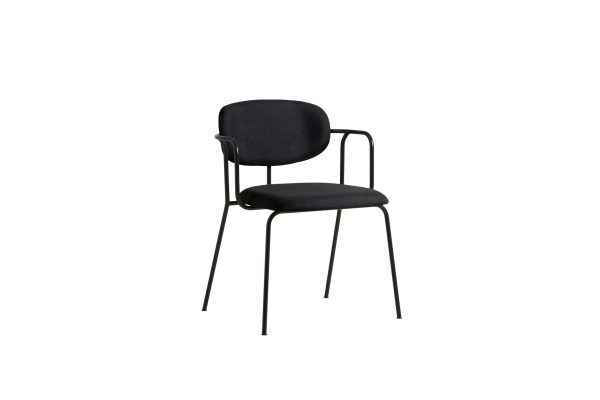 En moderne designmøbler med sorte metalben og armlæn, med mørkt polstret sæde og ryglæn, isoleret mod hvid baggrund.