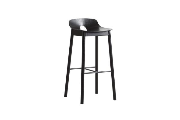En moderne sort designmøbler barstol med buet sæde og fire slanke ben, isoleret på hvid baggrund.