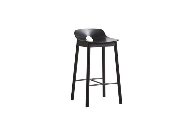 En moderne sort barstol med buet sæde og lange, slanke ben sat mod en hvid baggrund, fra TomorrowsDesign.