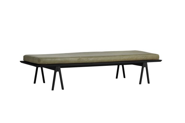 En moderne bænk med en mørk oliven læderpude oven på en sort metalramme, præsenteret på en hvid baggrund fra TomorrowsDesign.