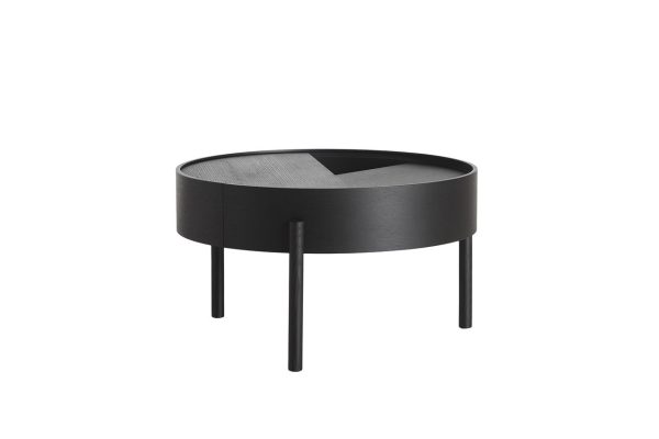 Et minimalistisk sort rundt sofabord designet af TomorrowsDesign med en forsænket top og slanke ben, sat mod en almindelig hvid baggrund.