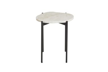 En minimalistisk skammel designet med en rund, hvid marmorplade og tre slanke sorte metalben, isoleret på en hvid baggrund.