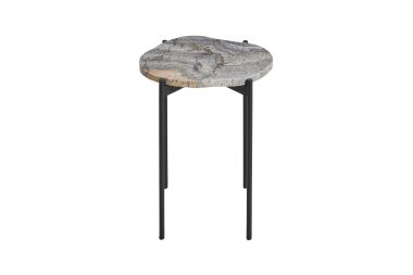 Et moderne sidebord med en rund plade af natursten med grå og hvide mønstre, understøttet af tre slanke sorte metalben, isoleret på en hvid baggrund. Dette stykke er en eksemplarisk repræsentation af designmøblers æstetik.