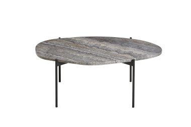Et ovalt sofabord med en tekstureret stenplade og slanke sorte metalben, isoleret på en hvid baggrund. Ideel til moderne interiør.