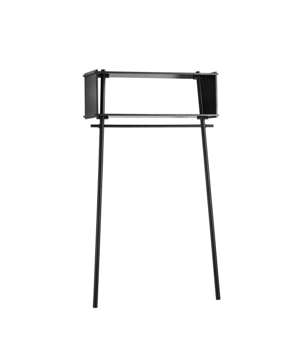Et moderne tøjstativ i sort metal med en minimalistisk designmøbler, med en enkelt topstang til ophængning af genstande og en flad base for stabilitet, isoleret på en hvid baggrund.