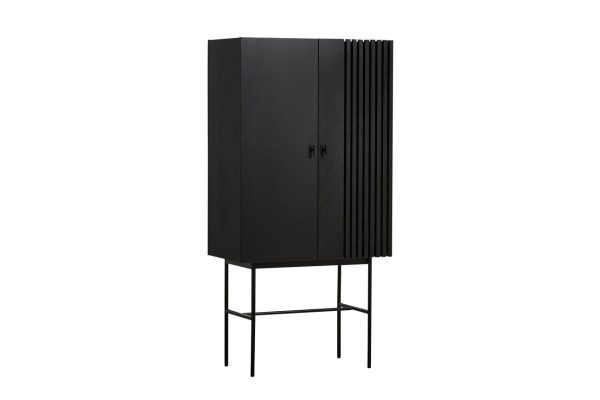 Et sort moderne skab med ribbet frontdesign stående på slanke metalben, isoleret på en hvid baggrund.