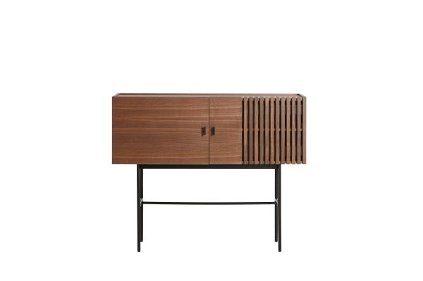 En moderne WOUD - Array Skænk med lameldesign på den ene side, stående på tynde sorte metalben, sat mod en almindelig hvid baggrund.