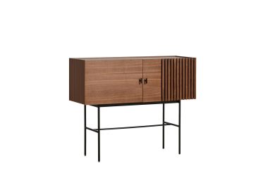 Et moderne WOUD - Array Skænk skænkskab med spredte metalben, med en glat og lamel dobbelt-finish dørdesign, isoleret på en hvid baggrund.