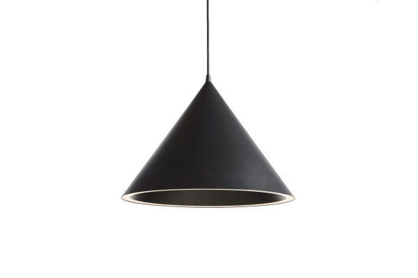 En slank, sort WOUD - Ringformet Lampe Ø47 hænger fra loftet ved et tyndt kabel, med et minimalistisk kegleformet design med et oplyst interiør, der viser en gylden nuance.