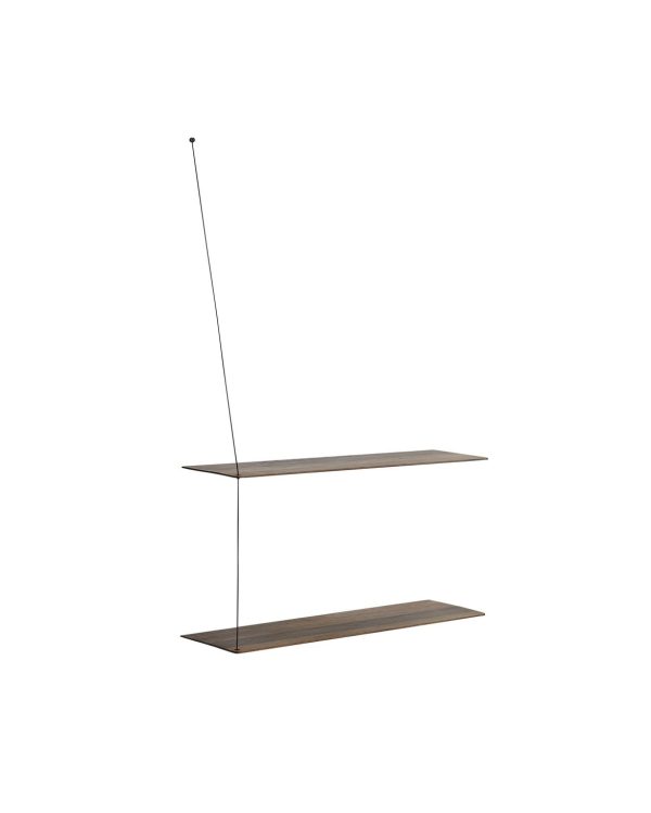 Et minimalistisk hyldedesign med to vandrette træpaneler understøttet af en slank, lodret sort metalstang. Baggrunden er almindelig hvid, hvilket fremhæver designets enkelhed og funktionalitet.