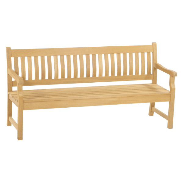En parkbænk i træ med vandret lamelryg og armlæn, sat mod en almindelig grøn baggrund, fremviser klassiske designmøbler.