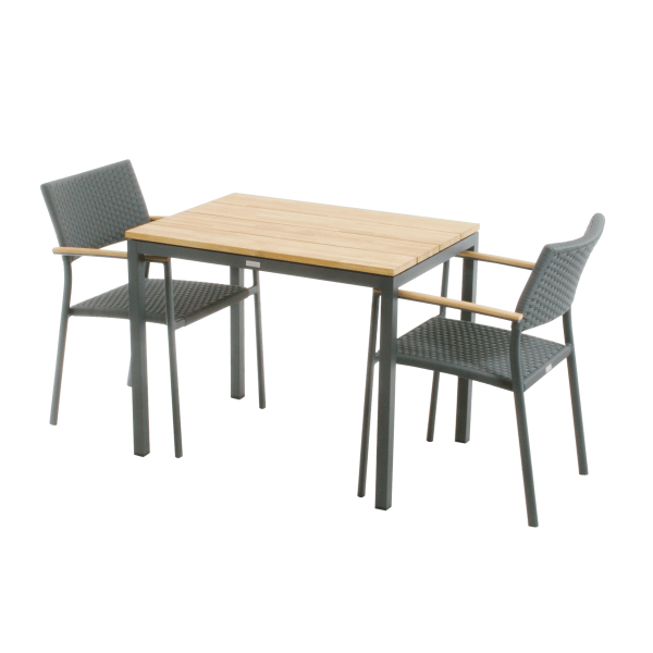 Et moderne udendørs spisebordssæt med to mørkegrå mesh-stole og en rektangulær træbordplade med metalben, isoleret på en almindelig grøn baggrund, der er indbegrebet af TomorrowsDesign.