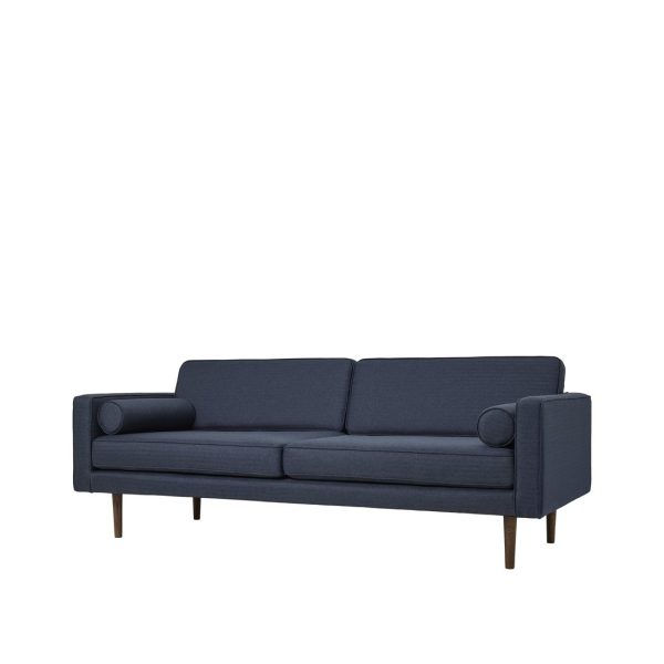 En moderne BROSTE COPENHAGEN - 'Wind' Sofa 2-Personers i marineblå med et minimalistisk design, med lige linjer, rektangulære armlæn og træben, isoleret på en hvid baggrund.