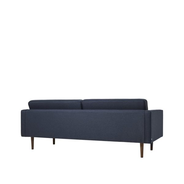 En moderne, BROSTE COPENHAGEN - 'Wind' sofa 2-Personers med et rent og strømlinet design, med tre sædehynder og stående på tilspidsede træben mod en almindelig hvid baggrund.