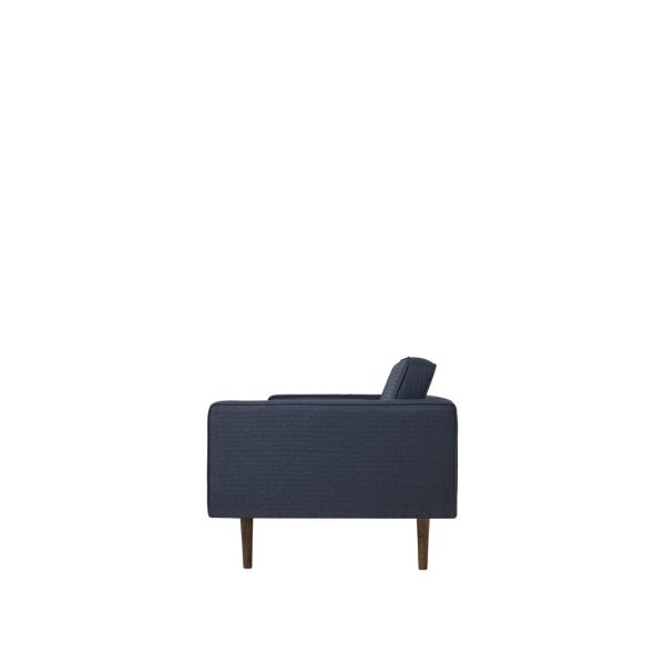 Sidebillede af en moderne BROSTE COPENHAGEN - 'Wind' Sofa 2-Personers med en enkelt synlig pude og træben, isoleret på en hvid baggrund.