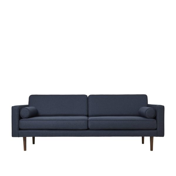 En moderne BROSTE COPENHAGEN - 'Wind' Sofa 2-Personers med rene linjer og cylindriske puder i begge ender, sat på fire træben, isoleret mod en hvid baggrund.