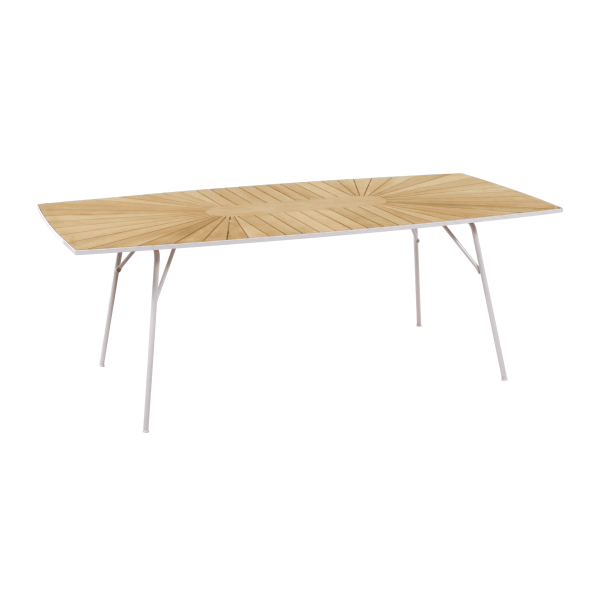 Et rektangulært spisebord med plade i chevrontræ og tynde metalben, sat mod en almindelig grøn baggrund, er et eksempel på moderne designmøbler.