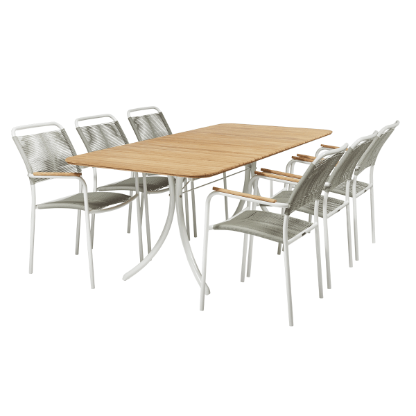 Et moderne udendørs spisesæt bestående af et rektangulært træbord og seks hvide og grå mesh-stole på en almindelig grøn baggrund med skandinavisk designmøbler.