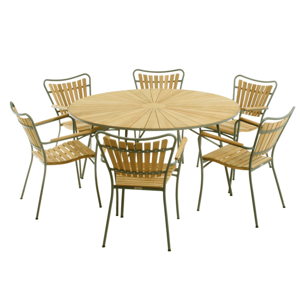 Et rundt træbord med en sunburst designmøbler omgivet af seks matchende stole med metalstel og trælameller, sat mod en almindelig grøn baggrund.
