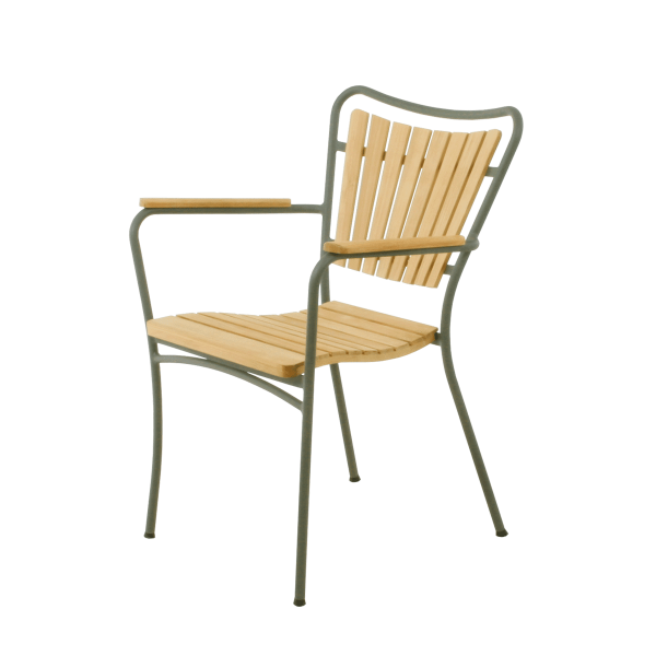 En moderne stol med gråt metalstel og sæde og ryglæn i lyst træ med lamel fra TomorrowsDesign, udstillet mod en almindelig grøn baggrund.