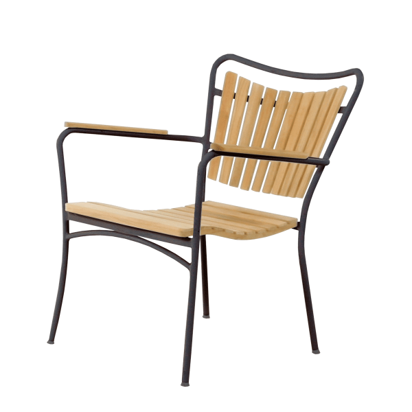 Moderne udendørs stol med sort metalstel og vandrette trælameller, sat mod en solid grøn baggrund af TomorrowsDesign.