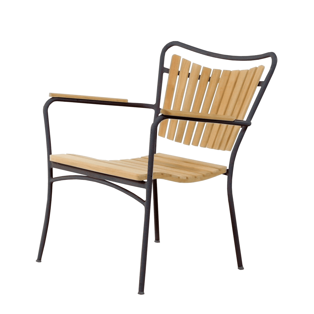 Moderne udendørs stol med sort metalstel og vandrette trælameller, sat mod en solid grøn baggrund af TomorrowsDesign.