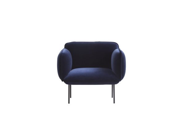 En moderne WOUD - Nakki Lænestol med plyspolstring og slanke, sorte metalben, isoleret på hvid baggrund.