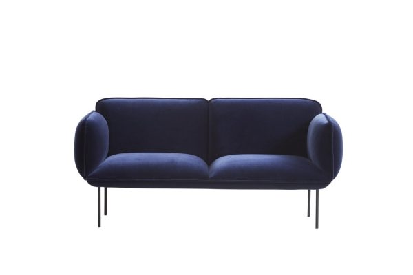 En moderne mørkeblå fløjl WOUD - Nakki 2-Personers sofa med et minimalistisk design med afrundede armlæn og slanke sorte metalben, isoleret på en hvid baggrund.