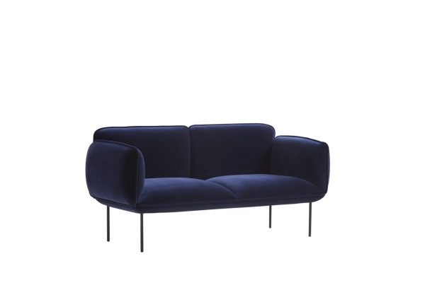 En moderne WOUD - Nakki 2-Personers fløjlssofa med et slankt design, med et glat sæde og plys, afrundede ryg- og armpuder, understøttet af fire slanke sorte metalben, isoleret på en hvid baggrund.