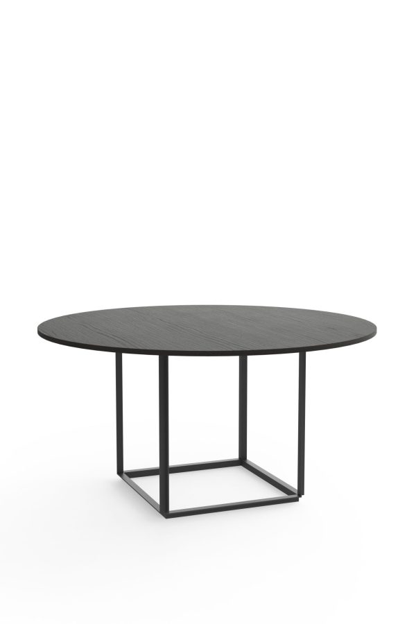 Et moderne, cirkulært sort bord med en struktureret plade og en minimalistisk metalramme, sat mod en almindelig hvid baggrund. Et perfekt stykke til moderne møbeldesign.