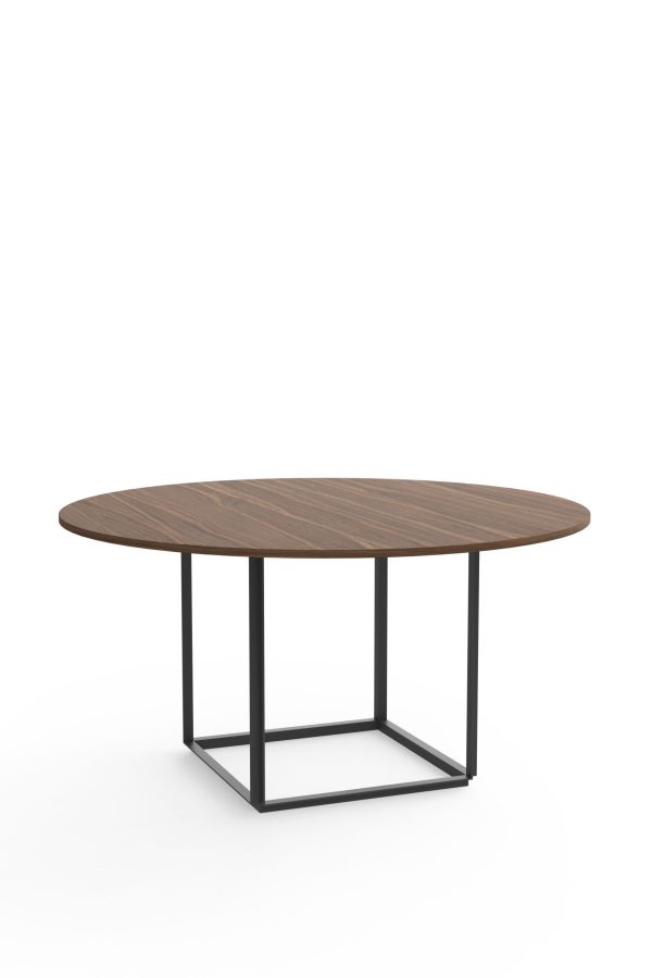 Et ovalt træbord med en brun plade og en sort metalramme, vist på en almindelig hvid baggrund, er en del af TomorrowsDesign-kollektionen.