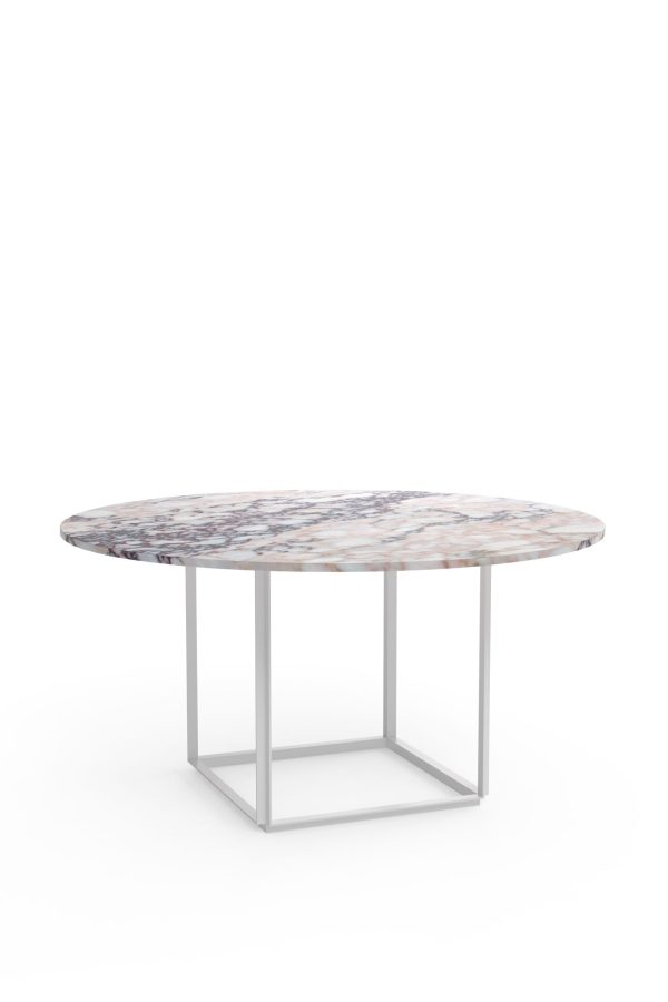 Rundt marmorbord med minimalistisk hvid geometrisk base på en almindelig hvid baggrund, perfekt til moderne designmøbler.