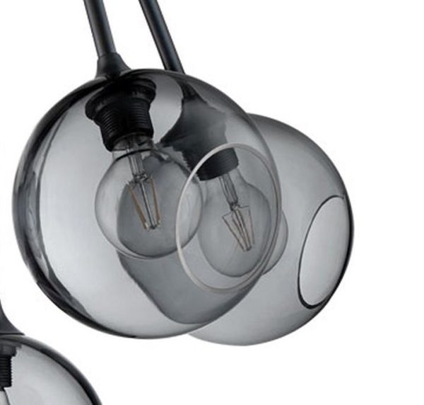 Tre DESIGN BY US - Ballroom Molecule pendellamper med klare, sfæriske glasskærme, der hænger mod en lys baggrund, med synlige glødetrådspærer indeni.