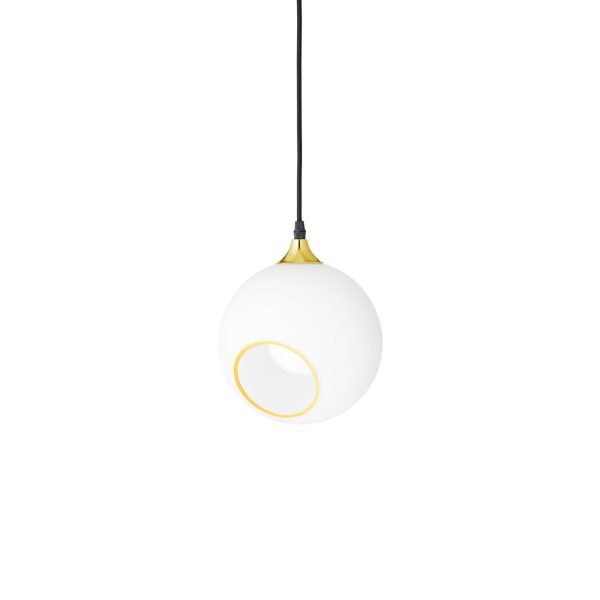A DESIGN BY US - Ballroom Lampe med en hvid sfærisk skærm med en guldaccent øverst og en åben cirkeludskæring, hængende fra en sort snor mod en almindelig hvid baggrund.