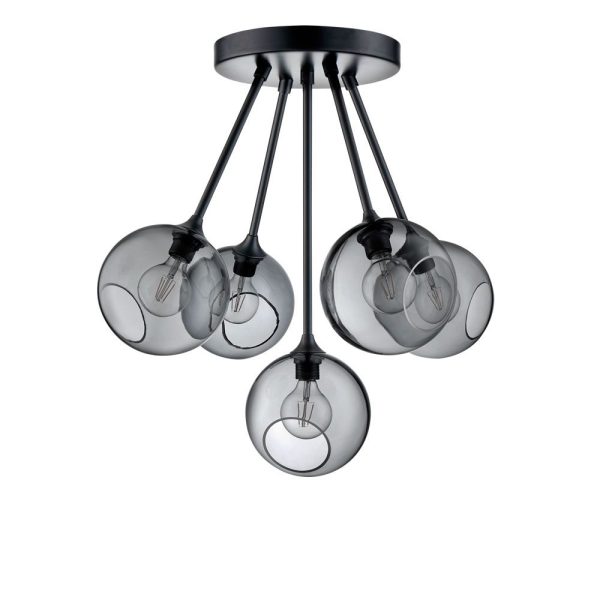 A DESIGN BY US - Ballroom Molecule med en sort montering og fem klare glaskugler ophængt i forskellige længder, som hver indeholder en synlig glødetrådspære.