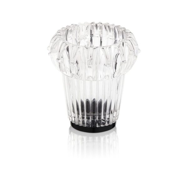 Vase i klar krystalglas med riflet design og sort bund, vist på hvid baggrund.