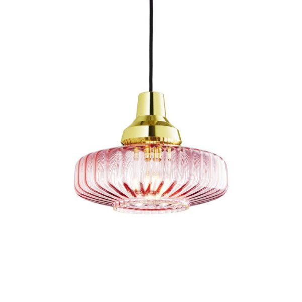 ET DESIGN AF US New Wave Pendel med en rød og klar stribet glasskærm med en guldtonet metalarmatur, ophængt af et sort kabel mod en hvid baggrund.