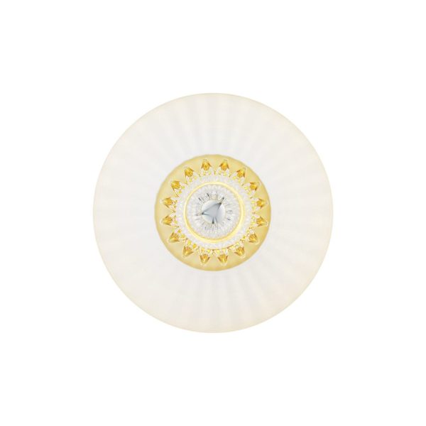 En udsmykket loftslampe med et hvidt matteret glasafdækning prydet med et centralt cirkulært design med gyldne accenter og flere mindre krystaller arrangeret symmetrisk, perfekt til elegante interiørdesigntemaer.