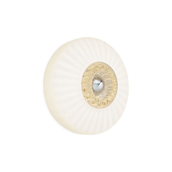 En elegant loftslampe med en kuppel af matteret glas med dekorative guldblomsterkanter omkring en central armatur, præsenteret på en ren hvid baggrund af TomorrowsDesign.
